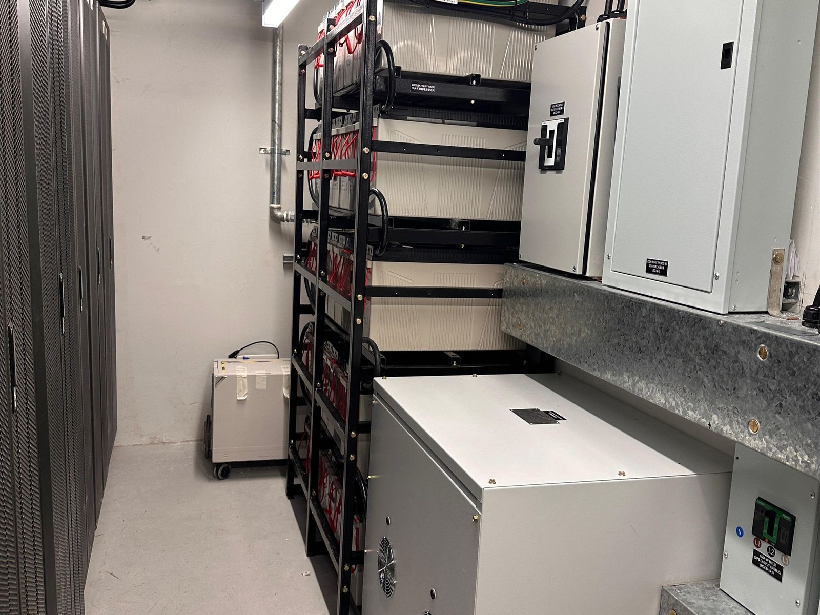 機櫃排旁的電池架、UPS 及配電櫃