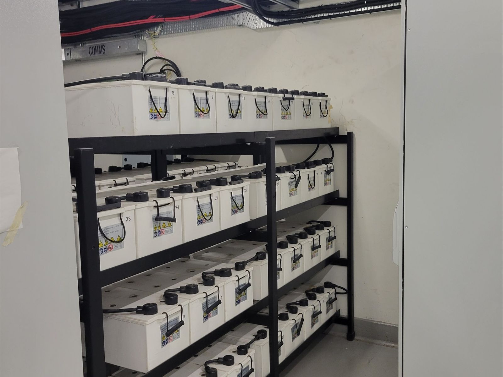 UPS 房內的電池架
