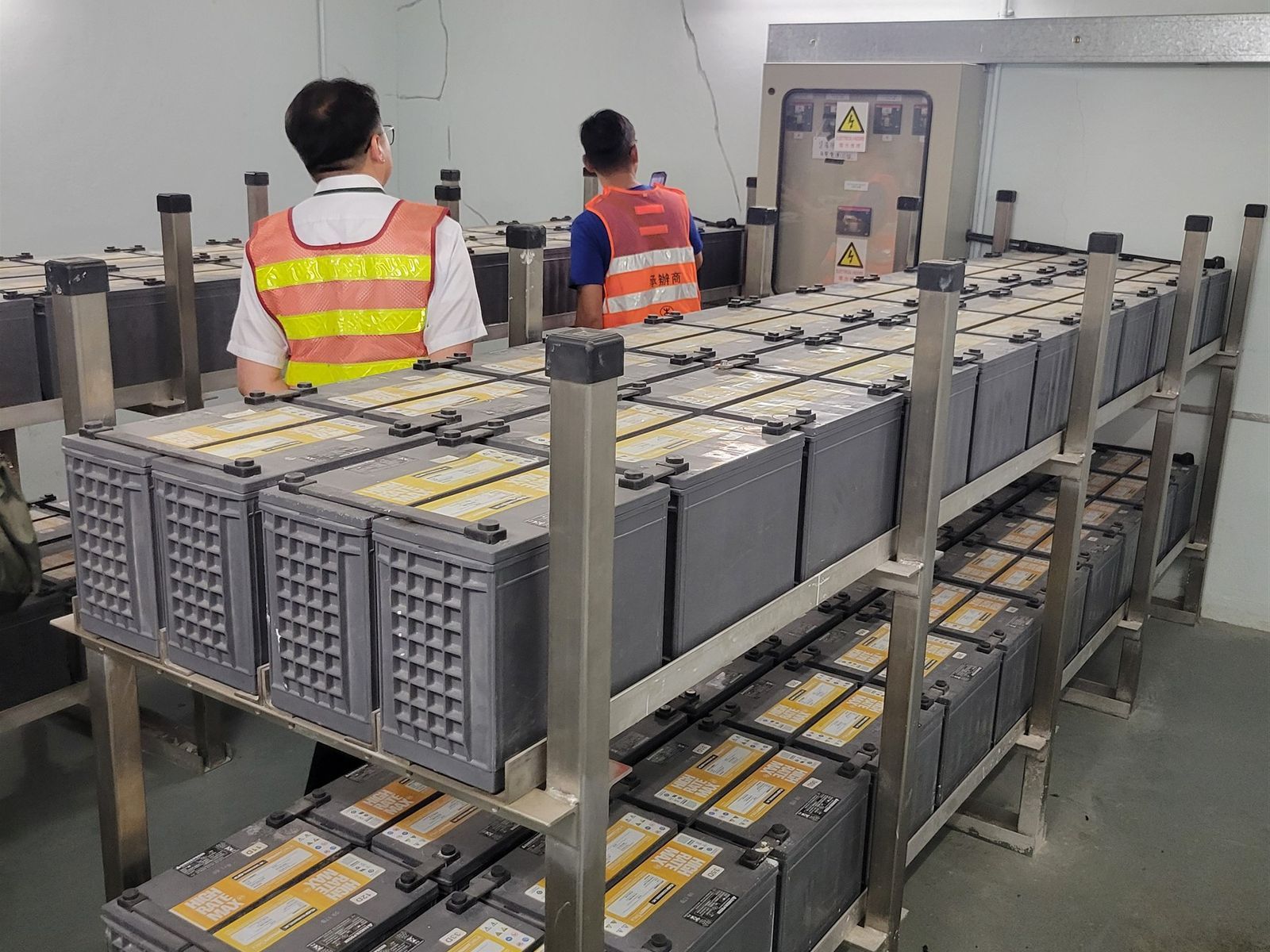 工程人員於電池架上安裝電池