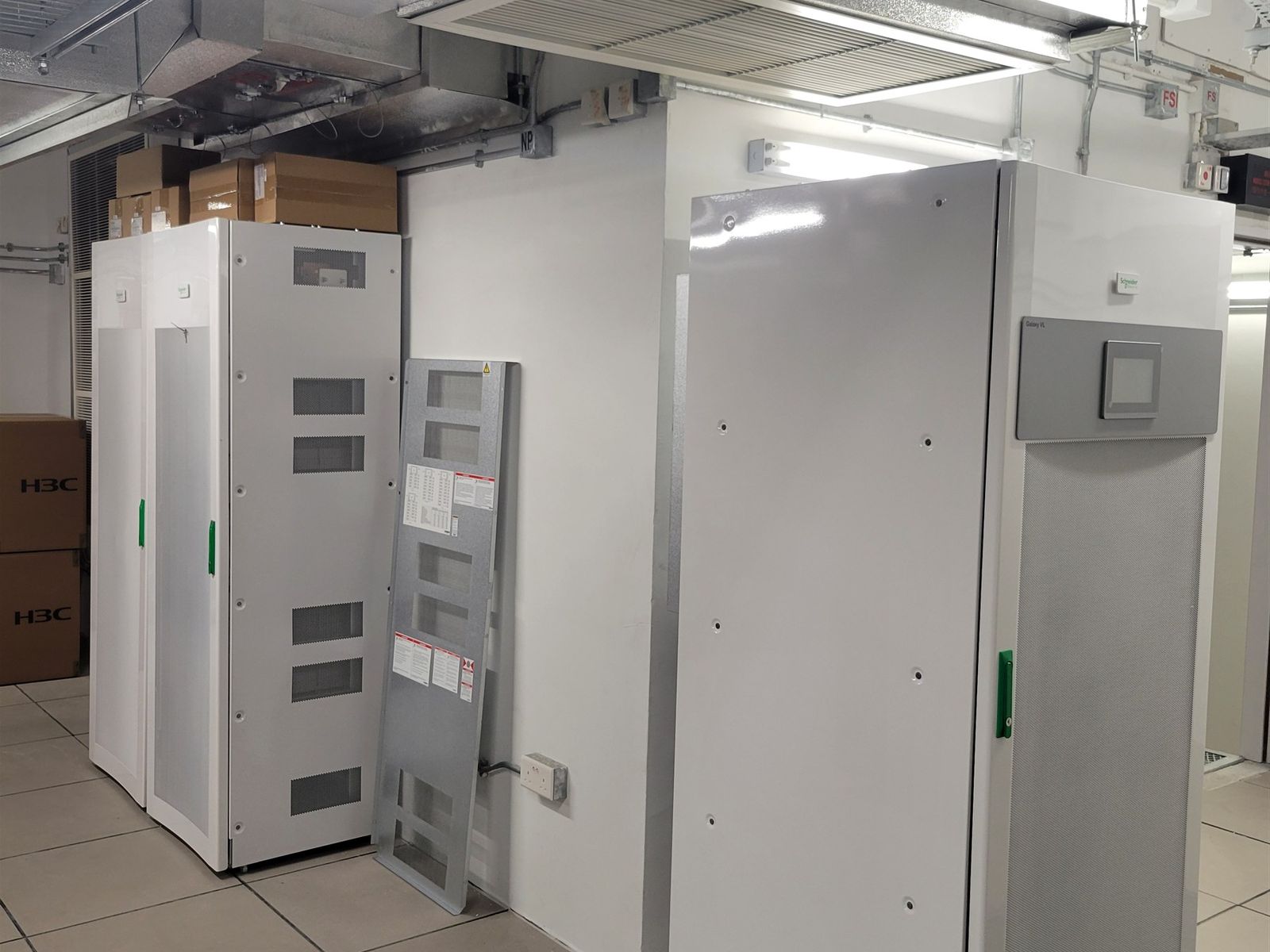UPS 房內的模組化 UPS 機櫃