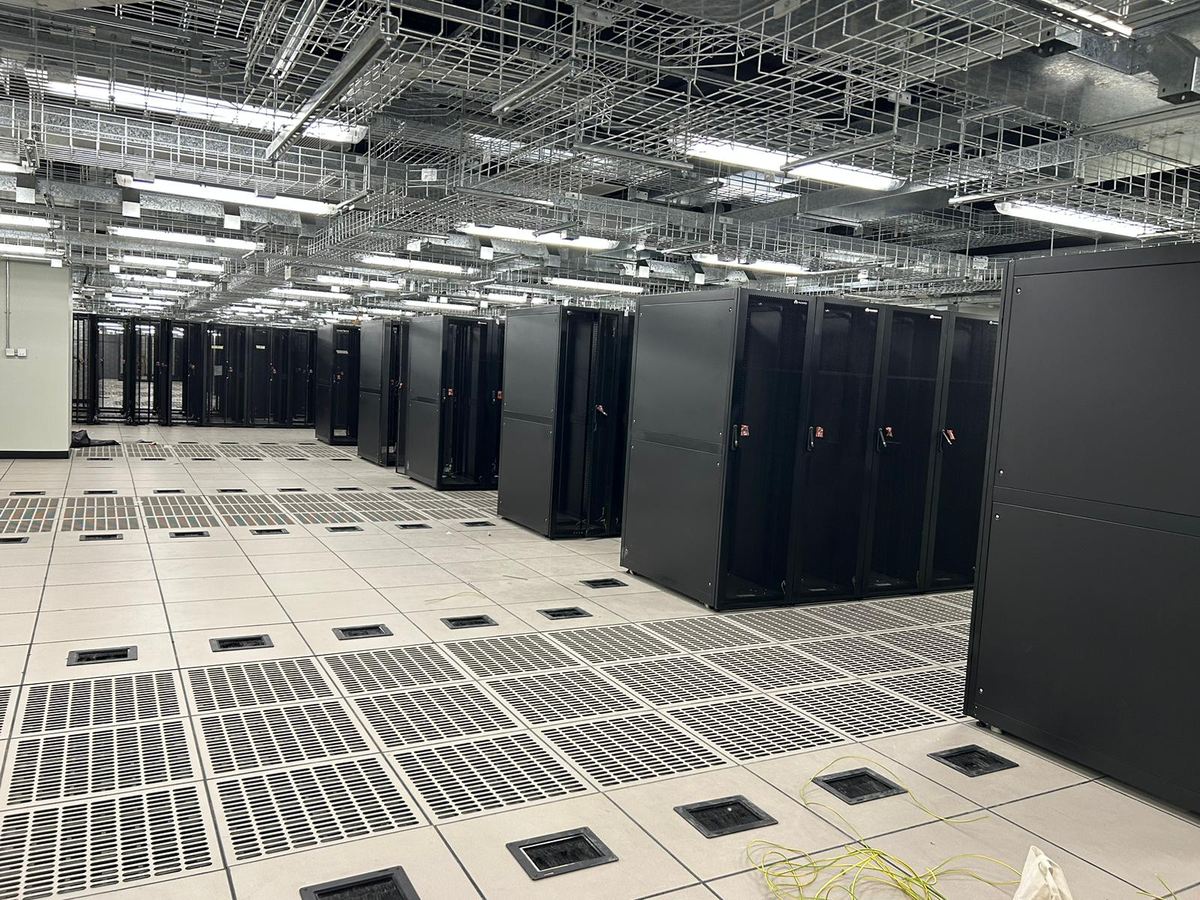 已完成的數據中心機房：整排伺服器機櫃及架空地板