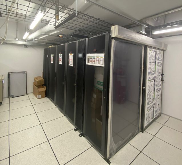 新建成的 Turnkey 機房，採用 InRow 製冷及通道封閉