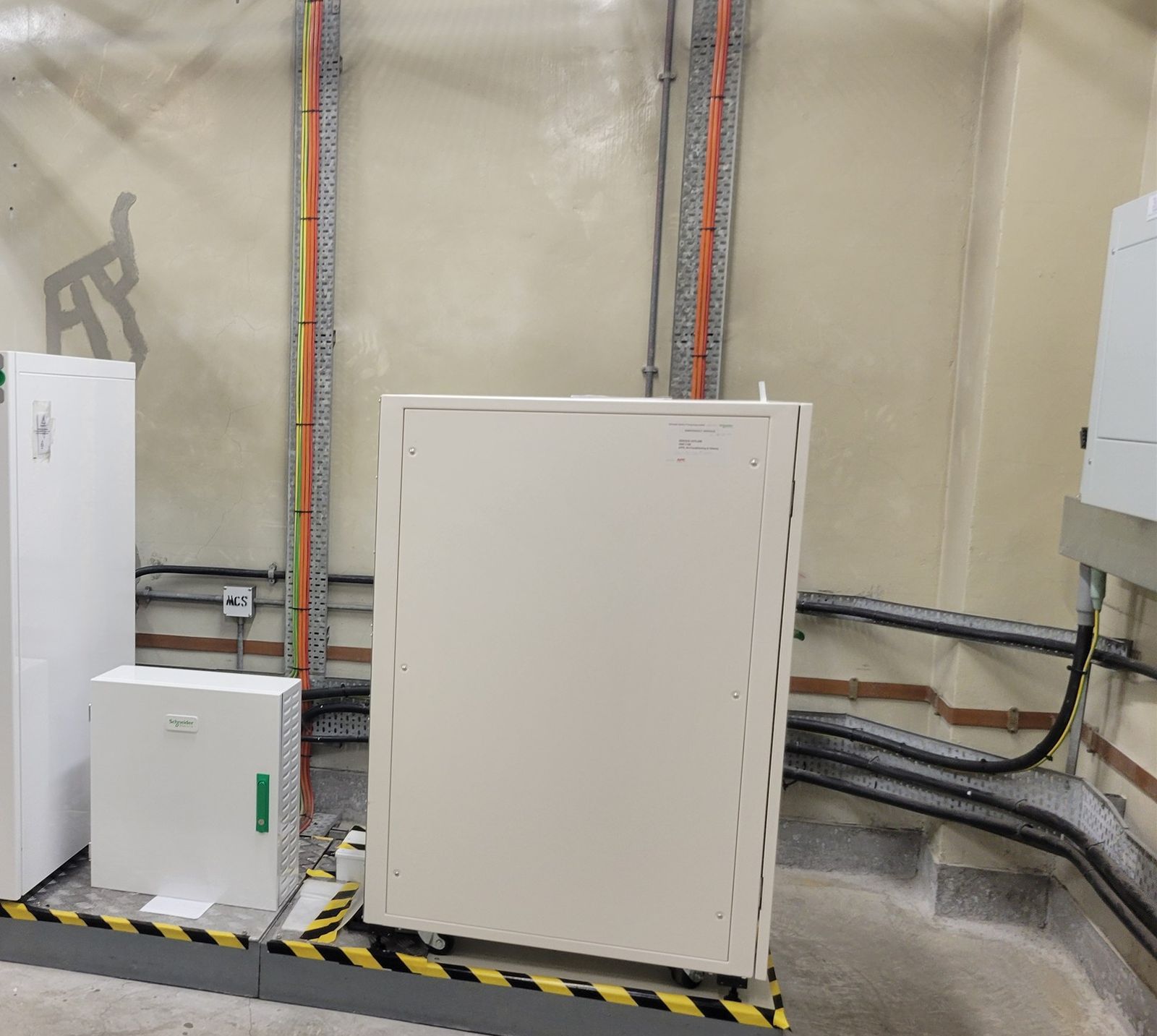 新 UPS 及電池櫃安裝於底座上,配有線槽