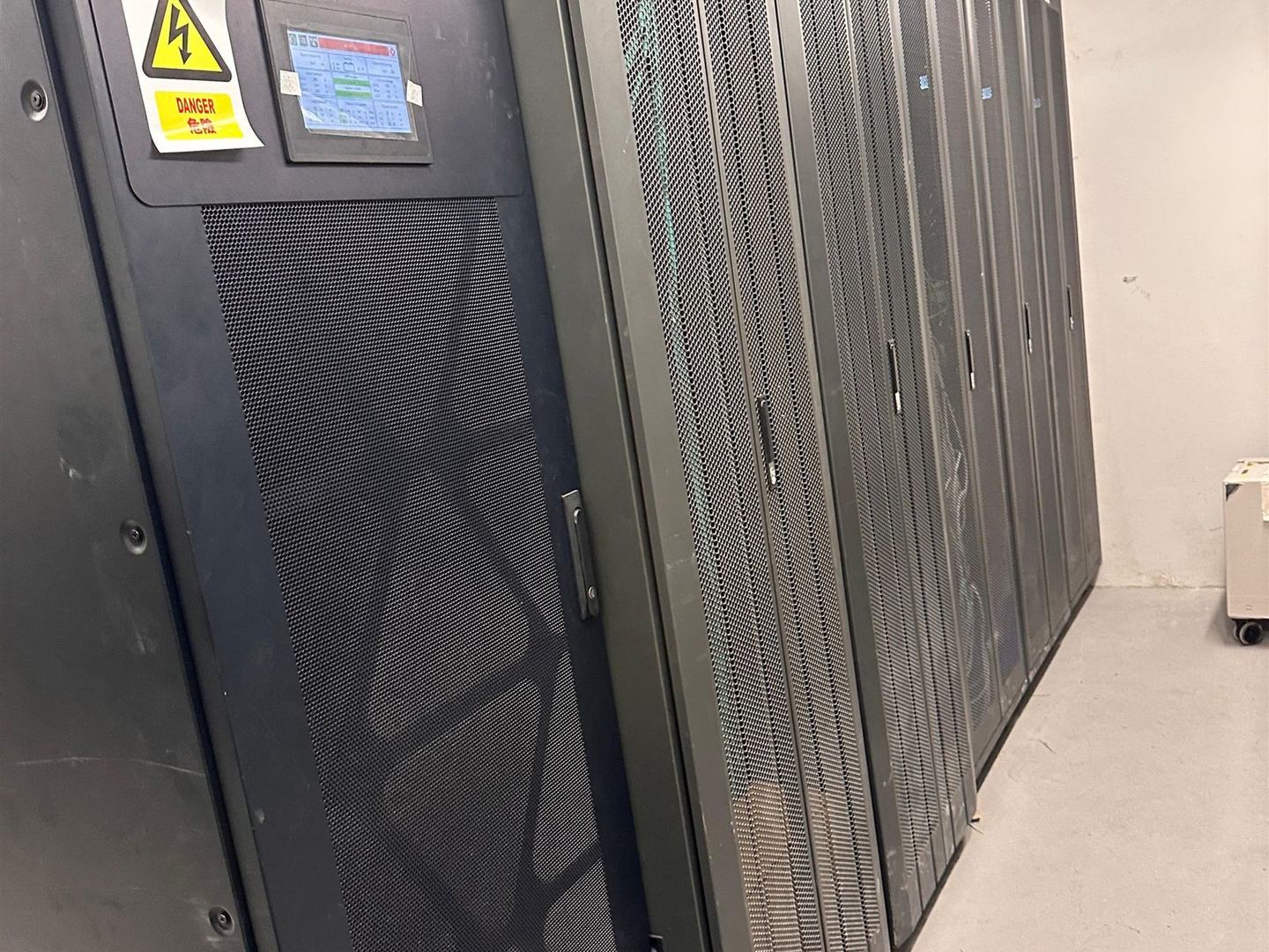 機房內的 UPS 及機櫃排
